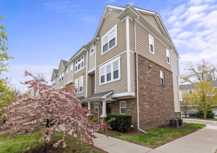 Building Photo - 1031 N Sherman Dr