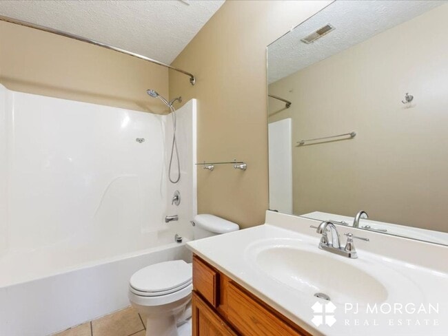 Building Photo - 4 bedroom, 3 bathroom - Available 9/15- Co...