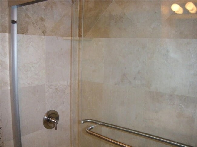 Building Photo - Gables 11 - 2 Bed - 1 1/2 Bath - 2 Car Personal Garage