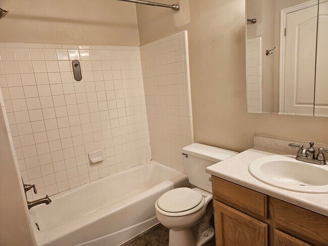 Building Photo - Beautiful 3 Bedroom/2.5 Bathroom in Midvale