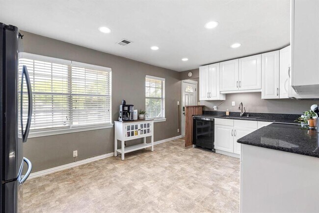 Building Photo - 11004 Elm St