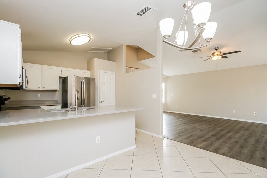 Building Photo - 1042 N Blackbird Dr