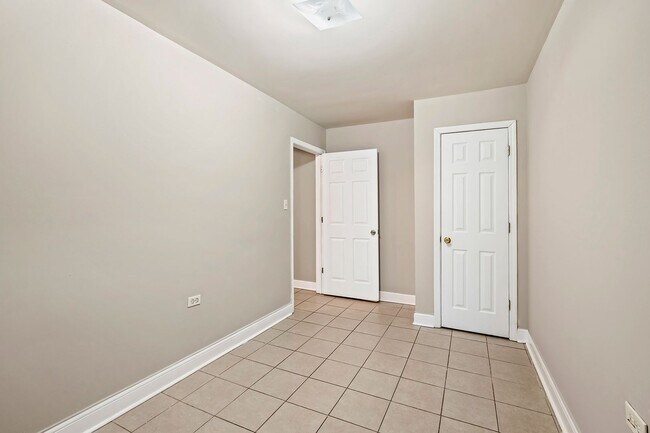 Building Photo - 4851 S Prairie Ave | Jim Sears