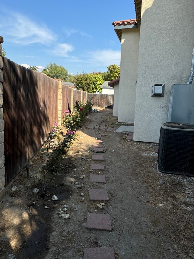 Building Photo - 923 Royal Oaks Dr