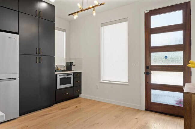 Building Photo - 4404 Mount Vernon Dr