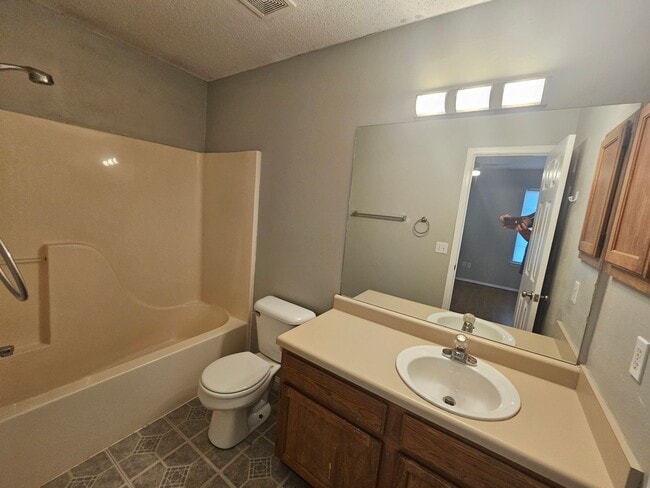 Building Photo - Nice 3 bedroom 2 bath home with fenced in ...