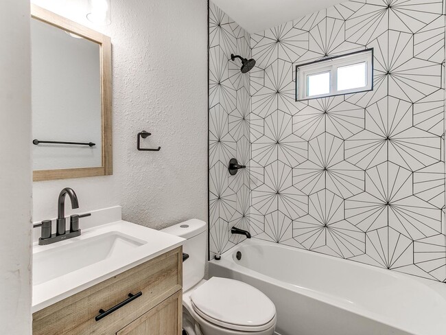 Building Photo - Newly Remodeled 2 Bed, 1 Bath Apt in Near The Paseo