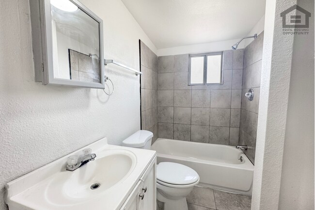 Building Photo - 4Bed/2Bath House at McDowell Rd/32nd St! Move-In Ready on 07/02/2026! – NO HOA!