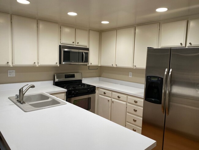 Building Photo - Single story 3 bed, 2 bath pool home