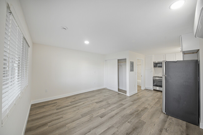 Building Photo - Inviting Studio with Included Kitchen Appl...