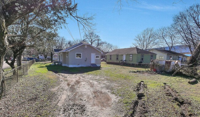 Building Photo - 2 BR 1 BA house for Rent