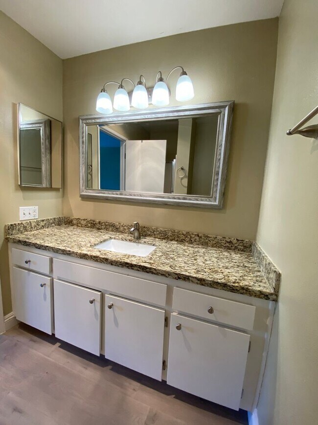 Building Photo - Beautiful 2 Bed, 2.5 Bath Condo in La Mesa