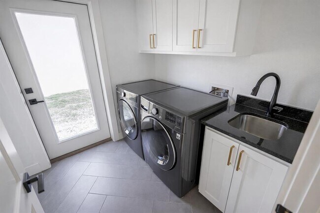 Building Photo - 8501 Bronco Ln