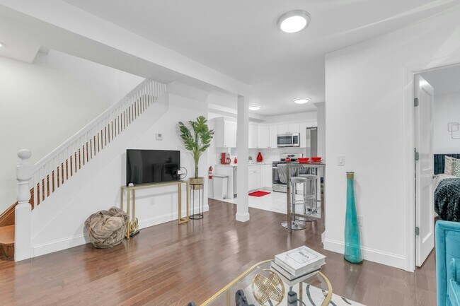 Building Photo - 196 2nd St