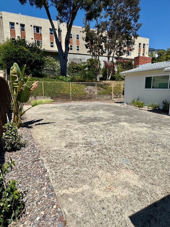 Building Photo - Beautiful & Welcoming 3 Bed/2 Bath Walking...