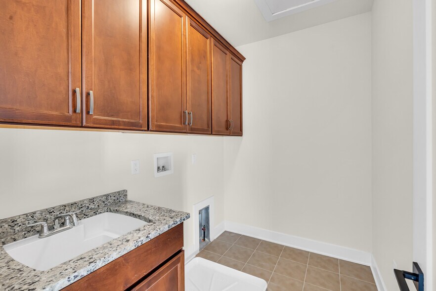 Laundry room - 6 Augustus Dr