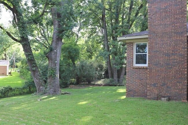Building Photo - Handsome  3-bedroom ranch home!
