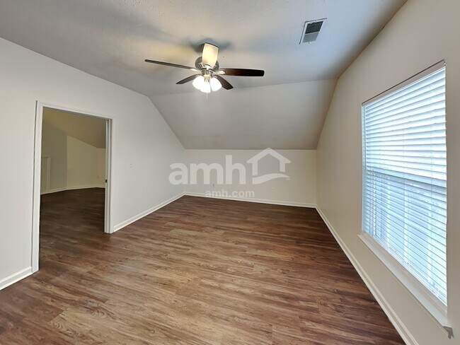 Building Photo - 432 Creekside Ln