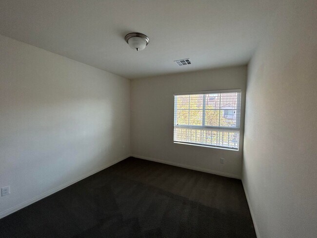 Building Photo - Great curb appeal