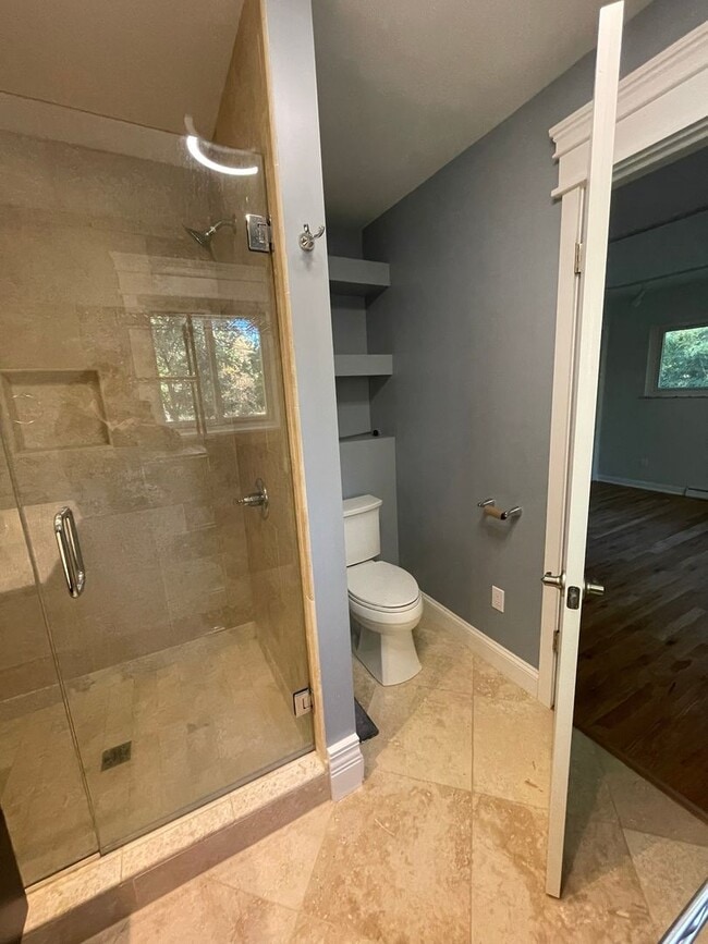 Building Photo - Beautiful Three Bedroom Home