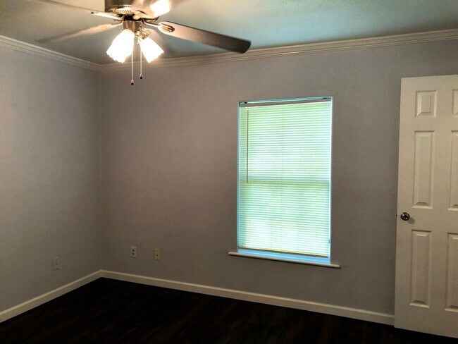 Building Photo - 140 Varsity Dr