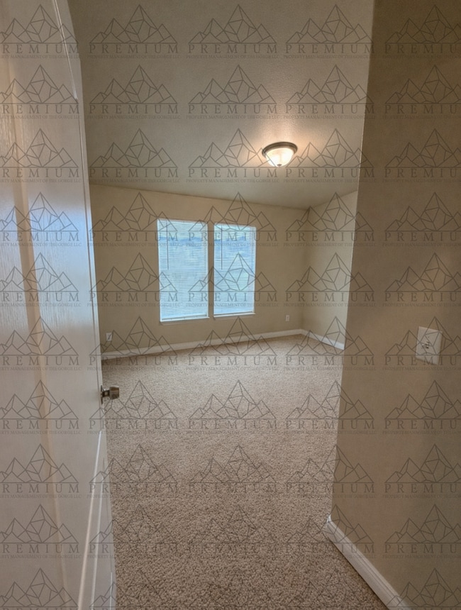 Building Photo - 3 Bedroom 2 Bathroom - Hood River