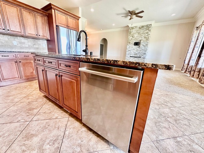 Building Photo - Spacious 4 Bedroom Home in Quiet Cul-de-Sa...