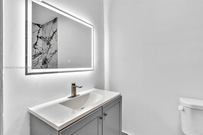 Building Photo - 418 S 57th Way