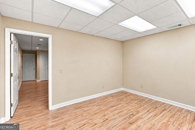 Building Photo - 3535 Claridge Dr NE