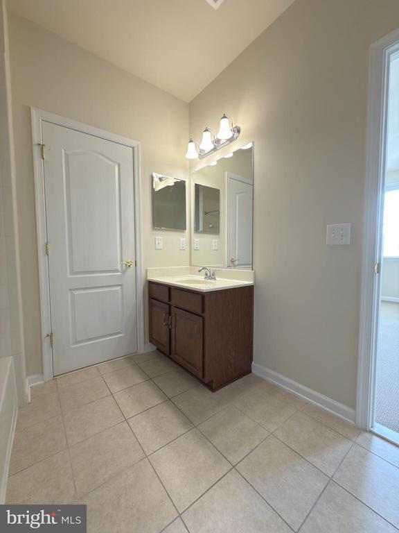 Building Photo - 44342 Oakmont Manor Square