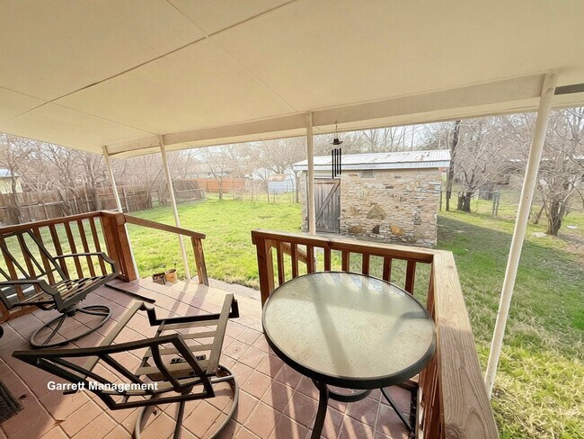 Building Photo - Spacious 5 Bedroom, 3 bath