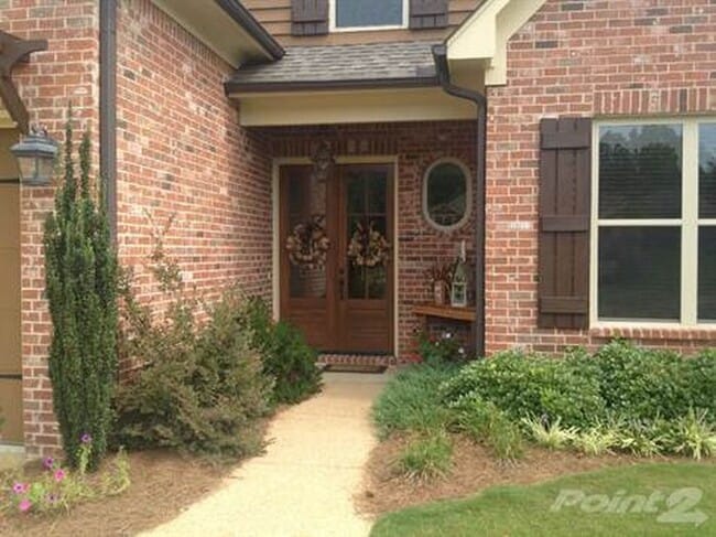 Building Photo - Oxford’s Best Neighborhood!!