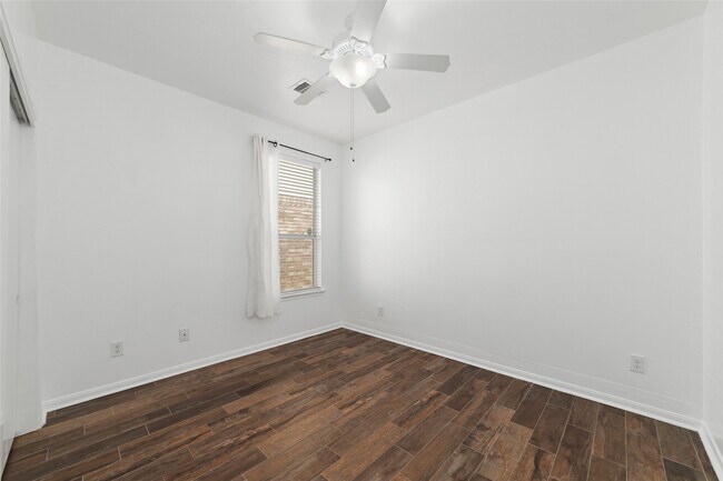 Building Photo - 9338 Logans Run Ln