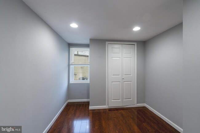 Building Photo - 519 S Port St