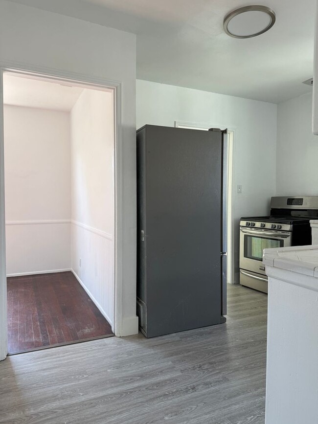 Building Photo - Van Nuys, 2br -1ba HOME