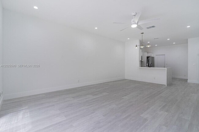 Building Photo - 2098 Madeira Dr