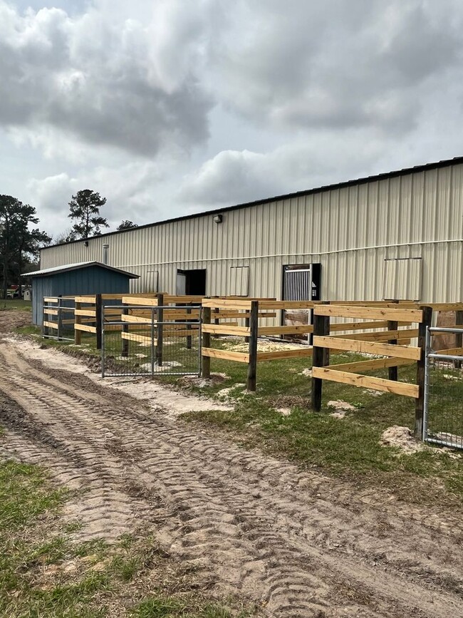 Building Photo - 4/3 Ocala HITS Stalls/RV Hook-Ups/Paddocks...