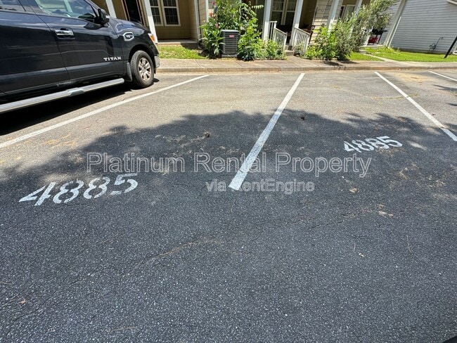 Building Photo - 4885 Robinson Square Dr