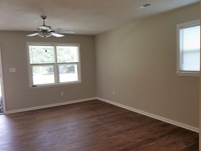 Building Photo - Brick Home in Goose Creek