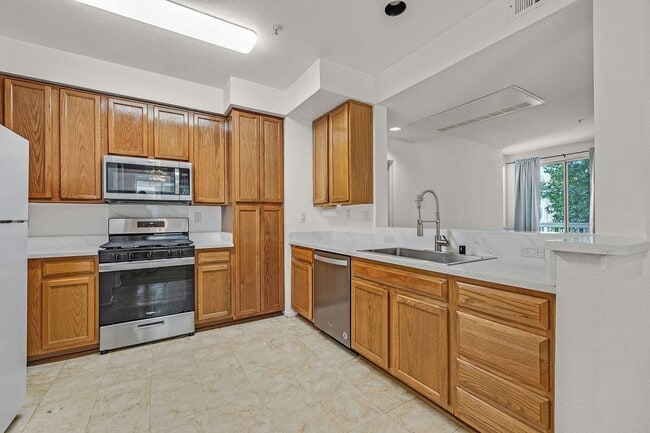 Building Photo - Spacious, Open-Concept 2/2 Condo SSF