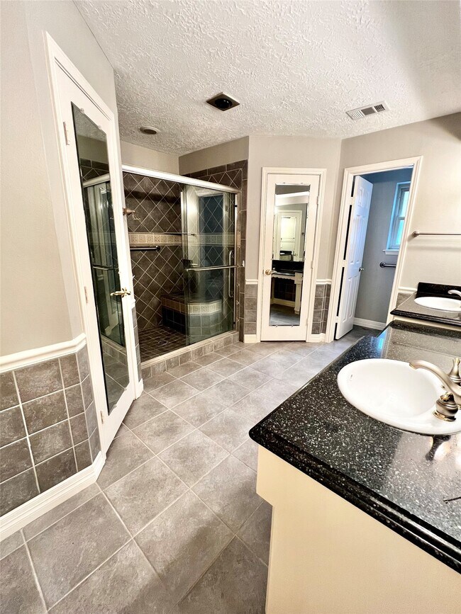 Building Photo - 17527 Forest Mist Dr