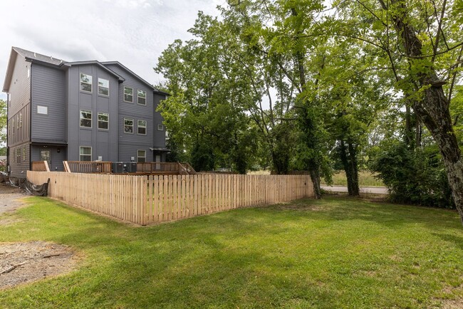 Building Photo - Great modern HPR with garage and view of the river!