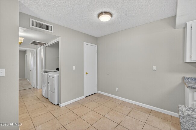 Building Photo - 860 E Brown Rd