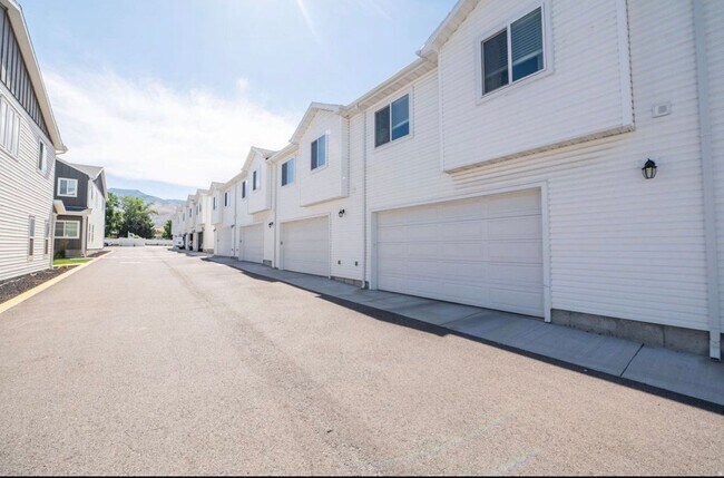 Building Photo - 46 W 460 N