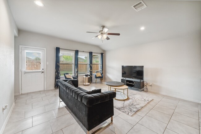 Building Photo - 6926 Ithaca Heights Ln