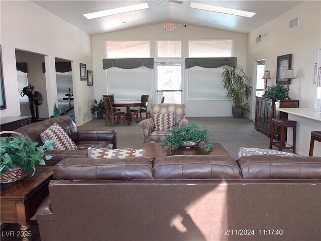 Building Photo - 855 N Stephanie St