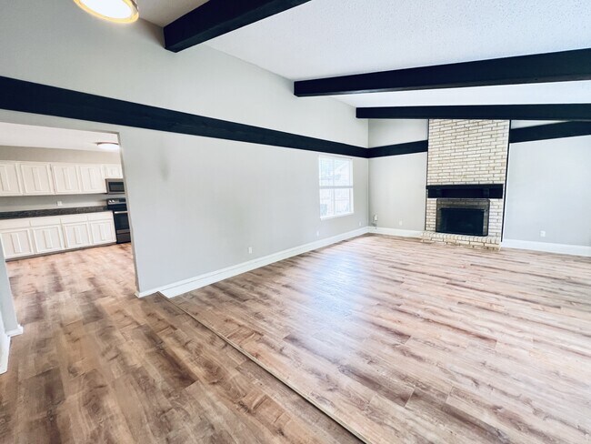 Building Photo - 2102 Richwood Dr