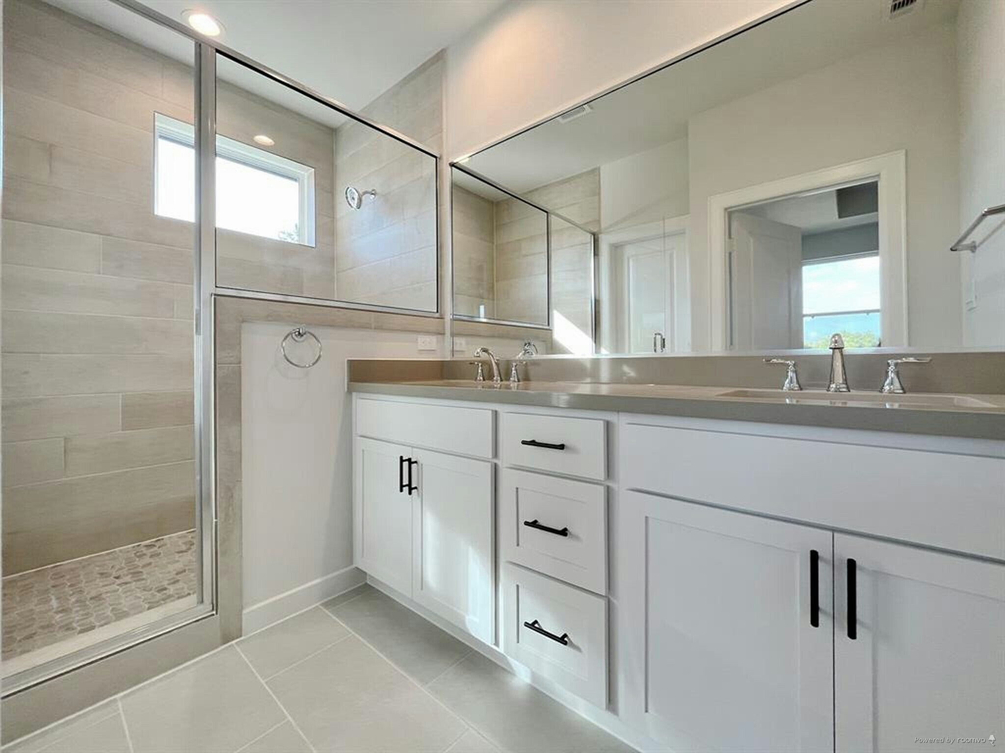 Master bathroom on 2nd floor - 717 N Emile St