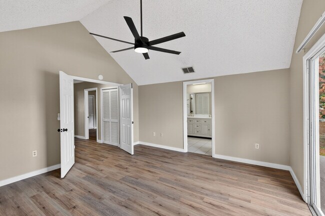 Building Photo - 802 Arietta Cir N