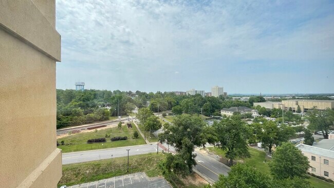 Building Photo - 1600 Park Cir